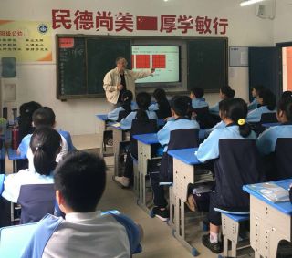 市區(qū)專家親示范 深入交流促成長(zhǎng)——南昌市教科所、青云譜區(qū)教研員蒞臨南昌民德學(xué)校示范交流