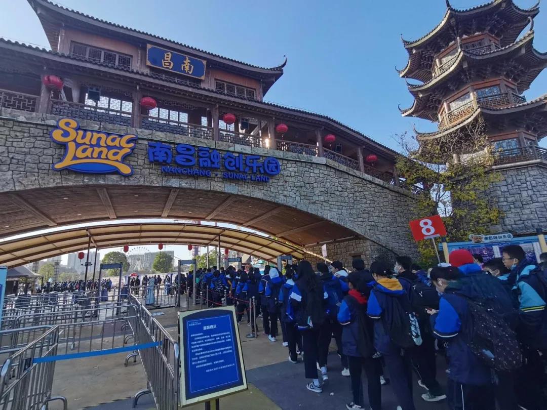 民德學校 2021-12-02 17:51 圖片 關(guān)注我啦   為深入貫徹中共中央辦公廳、國務院關(guān)于“雙減”工作的要求，進一步為學生課業(yè)負擔做“減法”、健康成長做“加法”。近日，南昌民德學校開展了為期一天的研學之旅，讓學生在活動中享受成長和學習的快樂，實現(xiàn)德智體美全面發(fā)展。  圖片   初冬正暖，陽光正好  研學之旅，快樂出行  在活動中體驗快樂，在實踐中收獲成長！   圖片圖片 圖片 圖片 圖片