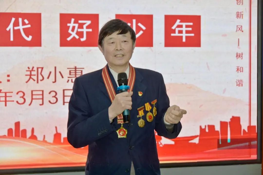 春風(fēng)十里，不如學(xué)雷鋒的你